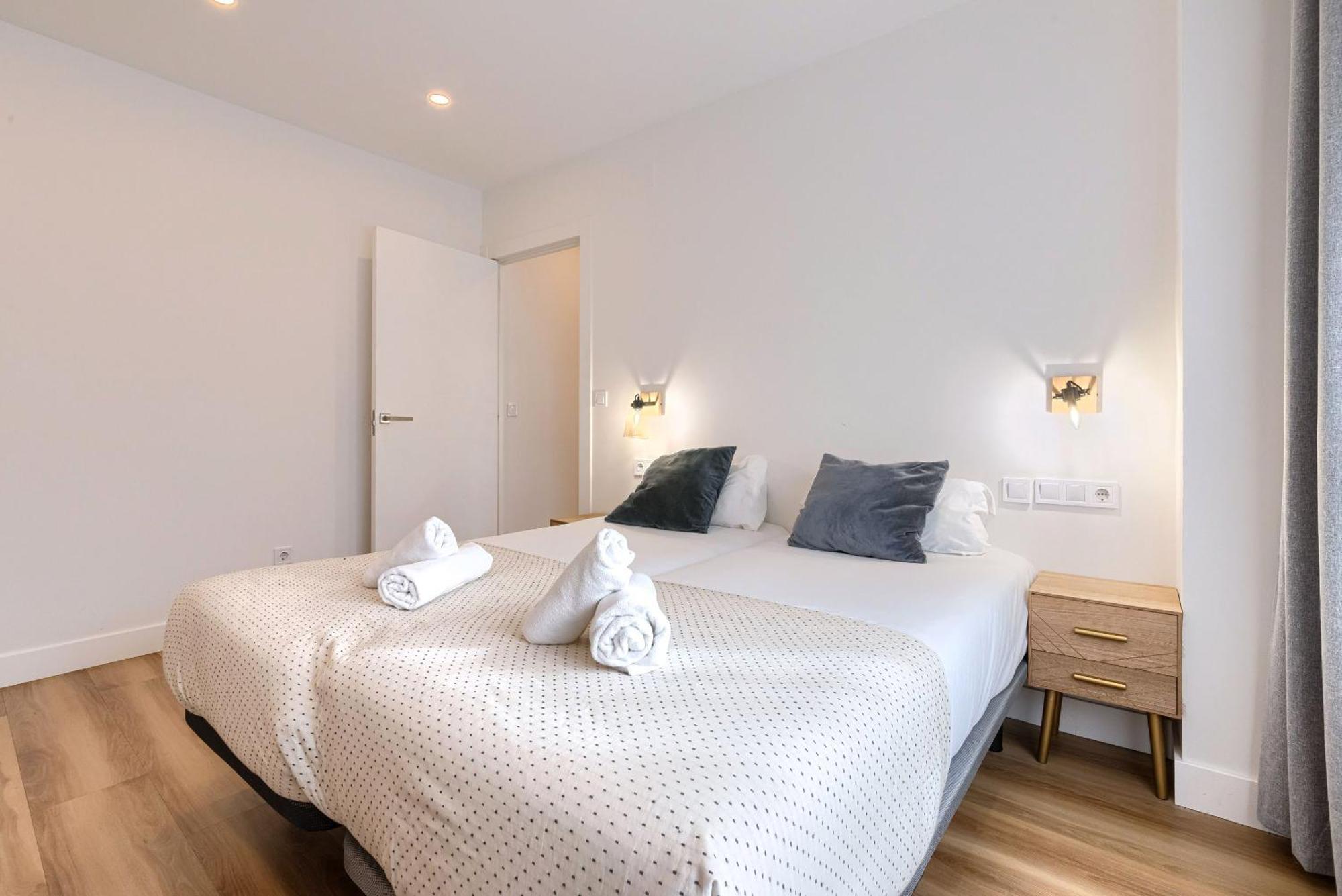 Deustown Apartamentos Билбао Екстериор снимка